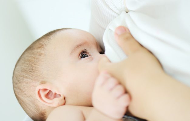 اگر فرزند من فقط شیر مادر بخورد، آیا به مکمل آهن کودکان احتیاج دارد؟