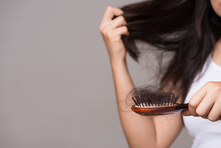 دلیل ریزش مو چیست و چرا تارهای مو نازک می‌شوند؟