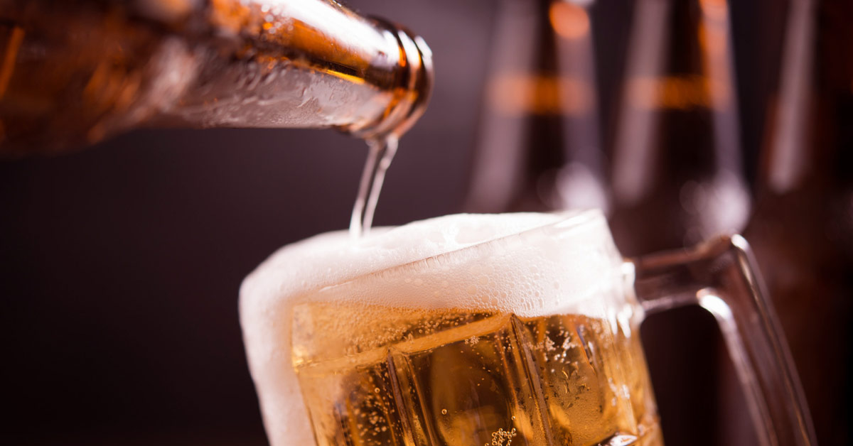 نوشیدنی های الکلی به ویژه آبجو میتواند آغازگر حمله حاد نقرس باشد