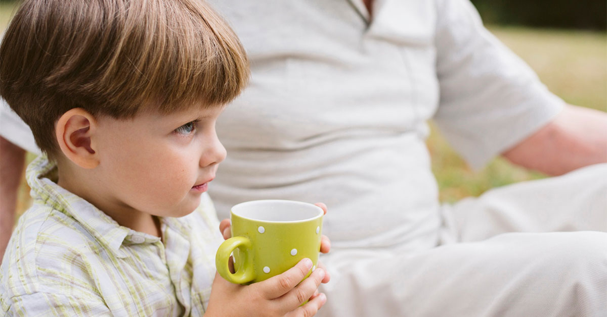 مصرف مایعات فراوان برای سرفه کودکان خوب است