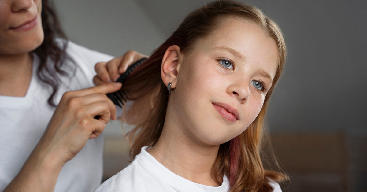 عدم ملایمت در رفتار با مو از عوامل ریزش مو در کودکان است