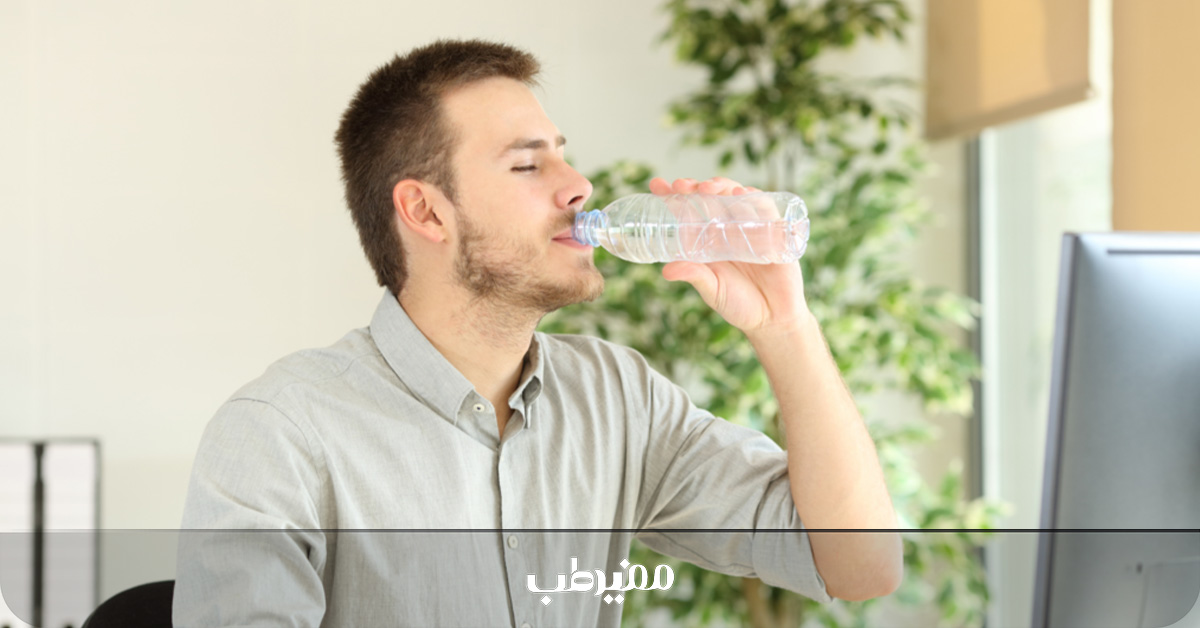 نوشیدن آب گرم ناشتا برای رفع یبوست